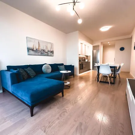 Luxury Riverside Retreat - Waterfront Apartment *